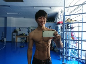 2017.5.11の腹筋王子の腹筋。 90分の個人レッスンとゴールドジムで2クラス担当。腹筋を回数と時間をいじって追い込む。腹筋写真は朝イチ。トレーニングは胸、15分。逆立ち系の練習10分ほど。