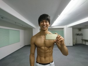2017.5.17腹筋王子の本日の腹筋 最近、腹筋をどう鍛えているのかをよく聞かれます。ありがとうございます。ただ今の時期は10回1セットくらいしかしていません。その代わり、その1セットをめちゃくちゃ集中して行っています。時期により、セット数も、種目も、数も、かなり変わりますが。自分なりに計画的に腹筋と向かい合っています。追われるように計画を立てるのではなく、心地よく計画を立てる。 本日プロテイン5杯。蕎麦大盛1食。カロリー摂取のため、ジャンクフード(野菜多め)、和食(品目多め)。 トレーニングは肩を少し。逆立ち系のトレーニング多め。 今日も朝からゴールドジムで超腹筋クラス。その後、三鷹、新橋と移動し、計4本のレッスンを担当。腹筋の時間の多い、いい日でした。