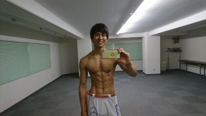 2017.5.24腹筋王子の本日の腹筋 側腹筋というのは外腹斜筋、内腹斜筋、腹横筋という腹筋たちのことです。右利きの場合、側腹筋のうち、腹横筋はバランスをとるため、左側が厚くなり、内腹斜筋は右側が厚くなるようです。(外腹斜筋においては明らかな左右差はみられない) このような側腹筋に左右差があっても、骨盤の傾きには左右差はみられないそうです。その調整は側腹筋という「腹筋」によるもの。 俺の心を刺激する! 朝はゴールドジムで超腹筋教室、別現場からの三鷹でレッスン、そして新橋でレッスン2本と移動距離が長い日。電車の中ではいつも、寝るか、腹筋に関することをするかで充実している。 プロテイン4杯。ひさびさカロリーの足りた日にできた。ごちそうさまでした。 トレーニングは背中少し。 いい日だった。したいことができた。
