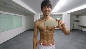 2017.5.25腹筋王子の本日の腹筋 ごごナマの知っトクのコーナーで猫背改善!骨盤on、off体操が紹介されていました。 椅子に座った状態で、骨盤を立てたり、後ろに傾けたり、を繰り返すことで、腹筋、背筋が鍛えられ、姿勢改善に効果的であるというものでした。 この体操のような動きをバランスボールの上など、不安定な状態で行うとより効果的です。 姿勢を保つという上では腹横筋(と、腰側の多裂筋)が働いています。 骨盤を後ろに傾ける際には外腹斜筋の活動量が上がります。 この作用を用いたトレーニング方法は俺の心刺激する!です。 トレーニングは肩少し。集中できてよかった。 プロテイン4杯、おにぎり3つ、ケバブチキン、ベーグル2つ、バナナ2本、卵2個 。 担当レッスンは2本。 ゴールドジムで超腹筋教室。今回はほぼノンストップな感じ。いい感じ。 ふと、体育大学の頃の先輩とメッセージやりとり。先輩の生き方好きだ。