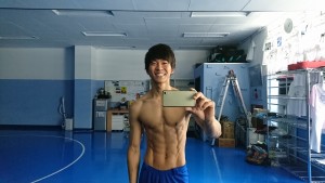 2017.5.27腹筋王子の本日の腹筋 バランスボール上などの不安定な状態で行うブリッジエクササイズより、脚になにかを挟んだ状態でのブリッジエクササイズの方が腹直筋や腹斜筋の活動量が上がるそうです。その際に、表の筋肉を使っているのか、インナーの筋肉を使っているのか、その比率に差はないとのこと。体幹トレーニングは全体で捉えた方がいいのがわかります。 プロテイン5杯、おにぎり4つ、卵2個、ナポリタン大盛、枝豆たくさん、バナナ。 トレーニングは胸少し。意識強められた。good。 逆立ち系のコントロールがわかってきた。いい感じ。 より責任を持ち、生徒に恥ずかしい思いをさせないような先生になりたい。 今日もいい日だった。ありがとうございます。