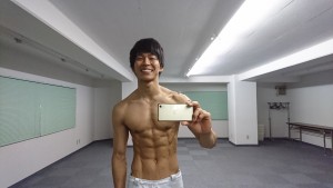 2017.6.1 腹筋王子の本日の腹筋 異なるブリッジエクササイズでの腹筋活動を比較! あお向けで膝角度を90°、そこから、肩~膝にかけて骨盤を斜め一直線になるように上げていくブリッジエクササイズ(1)。エクササイズ(1)を、バランスディスクの上で行うブリッジエクササイズ(2)。エクササイズ(1)を、片足を上げた状態で行うブリッジエクササイズ(3)。お腹は地面側、肘角度90°で、肩からくるぶしまで斜め一直線を作る(プランク姿勢)ブリッジエクササイズ(4)。 これら(1)(2)(3)(4)での腹筋の活動量は腹直筋、外腹斜筋、内腹斜筋において、(4)が高かった。次いで(3)、(2)、(1)という結果になっていました。 この結果からブリッジエクササイズをするなら4のような動きをするとよいとしめくくられていました。 自分としては、ブリッジエクササイズ時の腹筋の特徴や、ブリッジエクササイズ4を応用したメニューが3つ(挟む、凹ます、持ち上げる…)ほど浮かぶ。ぜひ動画におこしたいと思う。嬉しい。 プロテイン5杯、ベーグル5個、バナナ2本、卵2個、カレー大盛。 トレーニングは背中少し。昨日より、逆立ちとまる。いい感じ。 日中はずっと自転車を漕いでいた。新宿区を一周した。 担当レッスンは2本。ゴールドジムのクラスは本日も超腹筋教室になった。ほどほどにしているが、腹筋について、お話ができてよかった。 6月始まり。いい感じ!ありがとうございます!