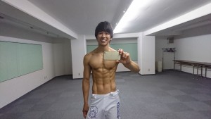 2017.6.7腹筋王子の本日の腹筋 先週、ご出産後、レッスンを再開しに来てくれた方に骨盤と腹筋についてのアドバイスをしていたところ、しっかり実践してくれていて、本日来たときに、かなり変わったというお言葉をいただく。これ以上の喜びはなかった。 昼はフィットネス企業の動画モデルについての打ち合わせ。かなりおもしろそうであった。 夕方レッスン前に寄ったカフェで女性に声をかけられ、話をしていくと、ある会社の社長秘書さんだった。交換した名刺をみて、自分が腹筋王子であることに気づかれると、社長さんのお腹のトレーニングをお願いするかもとありがたいお言葉をいただく。社長さんはライザップで18キロほど落としたが、お腹まわりにまだ悩みがあるとのこと。 話を聞いていくと、すぐにあのメニューとあのメニューをやろうなど、トレーニングが浮かんだ。感謝。 脚を少しトレーニング。 プロテイン4杯。カレー大盛×2、チキン、サラダ